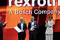 Die Lohrer Bosch Rexroth AG hat das von ihr entwickelte das Ausgleichsmodul Smart Flex Effector den renommierten Hermes Award erhalten. Das Bild zeigt die Preisverleihung durch Bettina Stark-Watzinger, (rechts) Bundesministerin für Bildung und Forschung, und (von links) Jochen Köckler, Vorsitzender des Vorstandes der Deutschen Messe AG. Den Preis entgegen nahmen Thomas Donato, Vorstandsmitglied der Bosch Rexroth AG, und Ulf Lehmann, Leitung Business Unit Linear Motion Technology, Bosch Rexroth AG.