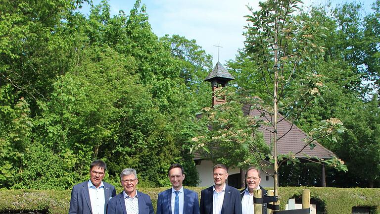 Im Bild: Vereinsvorsitzender Bernhard Wolf, Kreisvorsitzender Frank Bauer, Landrat Florian Töpper, Bürgermeister Jens Machnow, stellv. Kreisvorsitzender Michael Geck.