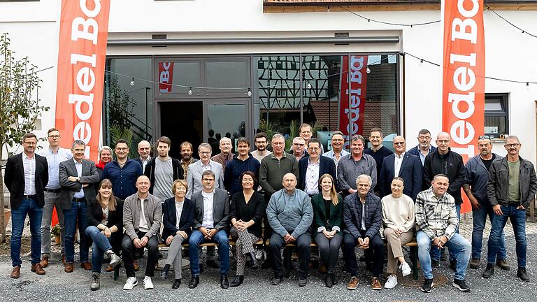 Gruppenbild der Jubilare mit den Firmeninhaberinnen, Aufsichtsrat, Vorstand und Geschäftsführung.