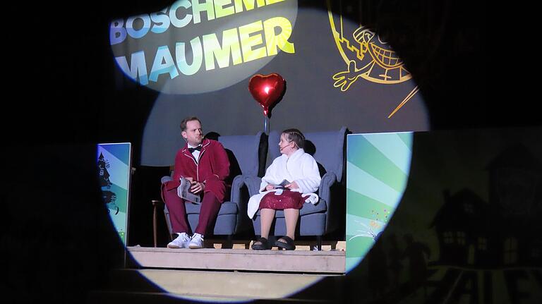 Ella Glier kann mit Moderator Michael Geis schon ganz gut mithalten. Von Lampenfieber ist bei der achtjährigen nichts zu spüren. Ella Glier kann mit Moderator Michael Geis schon ganz gut mithalten. Von Lampenfieber ist bei der achtjährigen nichts zu spüren.