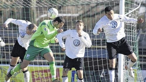 Kopfballduelle jetzt auch in der Bundesliga: Der frühere Großbardorfer Adam Jabiri (Zweiter von links) hat am Samstag auf Schalke sein Bundesligadebüt für die TSG Hoffenheim gefeiert.