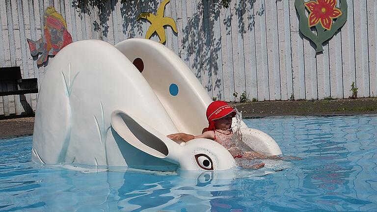 Mit Schwung ins erfrischende Nass: Die kleine Lotte ist schon ein echter Freibad-Profi. Mit Schwung ins erfrischende Nass: Die kleine Lotte ist schon ein echter Freibad-Profi.