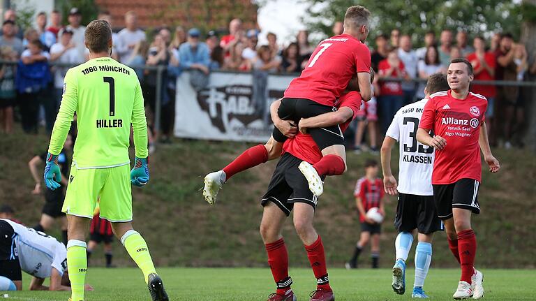 Löwen-Keeper Marco Hiller ist nicht ganz so glücklich über den Gegentreffer, Schweinfurts Torschütze Julius Hermann umso mehr.