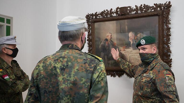 Stabsfeldwebel Marc Schubert (rechts) erläutert dem Kommandeur Ausbildungszentrum Infanterie und General der Infanterie, Brigadegeneral Michael Matz (Mitte) und dem Standortältesten, Oberst Stefan Leonhard, ein Ausstellungsstück der Lehrsammlung.       -  Stabsfeldwebel Marc Schubert (rechts) erläutert dem Kommandeur Ausbildungszentrum Infanterie und General der Infanterie, Brigadegeneral Michael Matz (Mitte) und dem Standortältesten, Oberst Stefan Leonhard, ein Ausstellungsstück der Lehrsammlung.