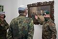 Stabsfeldwebel Marc Schubert (rechts) erläutert dem Kommandeur Ausbildungszentrum Infanterie und General der Infanterie, Brigadegeneral Michael Matz (Mitte) und dem Standortältesten, Oberst Stefan Leonhard, ein Ausstellungsstück der Lehrsammlung.       -  Stabsfeldwebel Marc Schubert (rechts) erläutert dem Kommandeur Ausbildungszentrum Infanterie und General der Infanterie, Brigadegeneral Michael Matz (Mitte) und dem Standortältesten, Oberst Stefan Leonhard, ein Ausstellungsstück der Lehrsammlung.