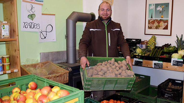 Das Lachen lässt sich Bio-Landwirt Benedikt Karg in Kronungen nicht nehmen, auch wenn in seinem Hofladen aktuell weniger eingekauft wird. Das Lachen lässt sich Bio-Landwirt Benedikt Karg in Kronungen nicht nehmen, auch wenn in seinem Hofladen aktuell weniger eingekauft wird.