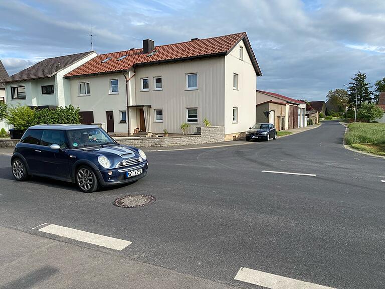 Drei Varianten der künftigen Verkehrsführung in Hergolshausen stehen zur Diskussion. Bei zweien würde die Obere Straße einer größeren Belastung ausgesetzt als bisher. Dagegen wenden sich die Anwohner.