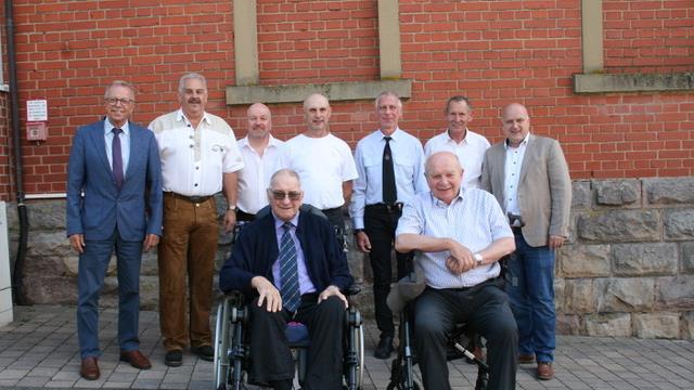 Bürgermeister Daniel Wehner (rechts), Schirmherr und stellvertretender Landrat Emil Müller (weiter von links) und Vorsitzender Egon Kessler gratulierten den geehrten Mitgliedern Ralf Schlereth, Alfred Metz, Günter Markart, Hans-Otto Metz sowie Rai...       -  Bürgermeister Daniel Wehner (rechts), Schirmherr und stellvertretender Landrat Emil Müller (weiter von links) und Vorsitzender Egon Kessler gratulierten den geehrten Mitgliedern Ralf Schlereth, Alfred Metz, Günter Markart, Hans-Otto Metz sowie Rainer Kober (sitzend links) und Martin Sell.