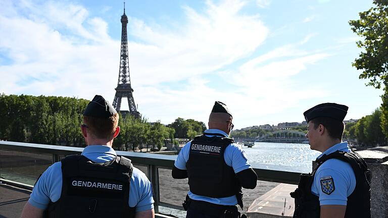 Paris 2024 - Eiffelturm - Etwa 30.000 Sicherheitskräfte sorgten am Wochenende in Paris für die Sicherheit. Paris 2024 - Eiffelturm - Etwa 30.000 Sicherheitskräfte sorgten am Wochenende in Paris für die Sicherheit.