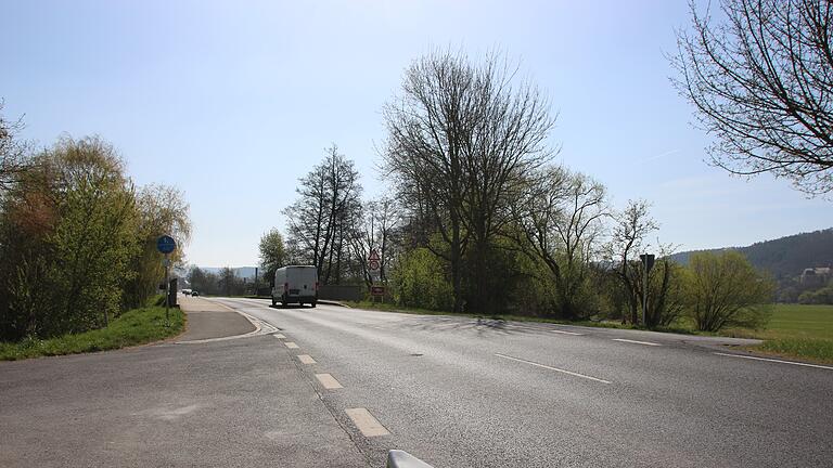 Radweg Richtung Untererthal - Vor allem im Sommer queren viele Fahrradfahrer die Saaletalstraße (St 2293) auf Höhe der Thulbabrücke, um auf den Radweg in Richtung Untererthal oder in die Stadt zu gelangen. Radweg Richtung Untererthal - Vor allem im Sommer queren viele Fahrradfahrer die Saaletalstraße (St 2293) auf Höhe der Thulbabrücke, um auf den Radweg in Richtung Untererthal oder in die Stadt zu gelangen.