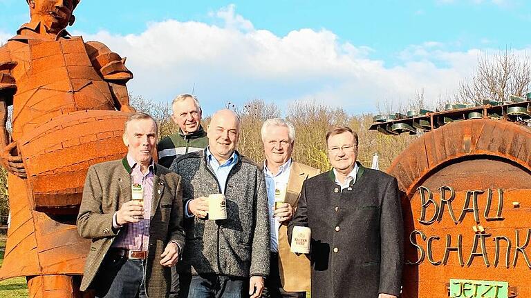 Jahrestreffen der heimischen Bierbrauer in der Brauerei Friedrich Düll in Krautheim (von links) mit Sebastian Rank (Düll/Gnodstadt). Karl Wolf (Wolf/Rüdenhausen), Friedrich Düll (Düll/Krautheim), Eckhard Himmel (Kesselring/Marktsteft) und Karl-Heinz Pritzl (Kauzen/Ochsenfurt). Es fehlt Dietrich Oechsner (Oechsner/Ochsenfurt). Jahrestreffen der heimischen Bierbrauer in der Brauerei Friedrich Düll in Krautheim (von links) mit Sebastian Rank (Düll/Gnodstadt). Karl Wolf (Wolf/Rüdenhausen), Friedrich Düll (Düll/Krautheim), Eckhard Himmel (Kesselring/Marktsteft) und Karl-Heinz Pritzl (Kauzen/Ochsenfurt). Es fehlt Dietrich Oechsner (Oechsner/Ochsenfurt).