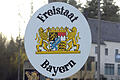 Freistaat Bayern       -  ARCHIV - Ein Schild mit dem Wappen des Freistaats Bayern, aufgenommen am 11.04.2011 in Waidhaus (Oberpfalz) am deutsch-tschechischen Grenzübergang. Bayern wird Volkswagen wegen der Folgen des Diesel-Skandals auf Schadenersatz verklagen. Foto: Armin Weigel dpa (zu dpa 'Bayern verklagt Volkswagen wegen Folgen des Diesel-Skandals' vom 02.08.2016) +++(c) dpa - Bildfunk+++ | Verwendung weltweit