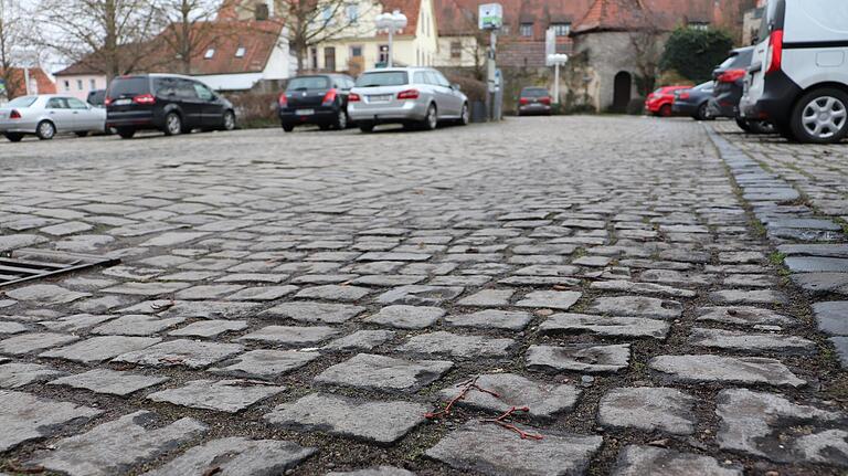 Der Schwalbenhof ist eine der wenigen großen Freiflächen mitten in der Kitzinger Innenstadt: Auch dort&nbsp; parken (bis zu 62) Autos.