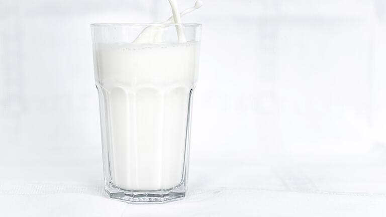 Glas mit Milch.jpeg       -  Wenn Hunde Milch trinken, können sie davon Durchfall und Erbrechen bekommen.