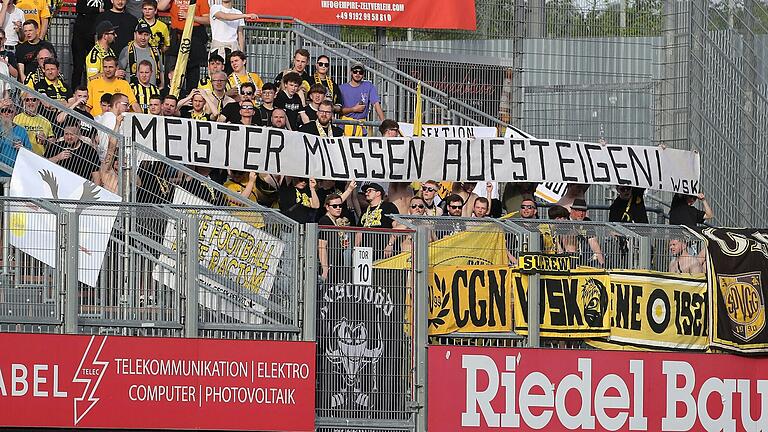 'Meister müssen aufsteigen', forderten nicht nur die Fans der SpVgg Bayreuth beim Auswärtsspiel ihres Klubs am 30. April 2024 bei den Würzburger Kickers.