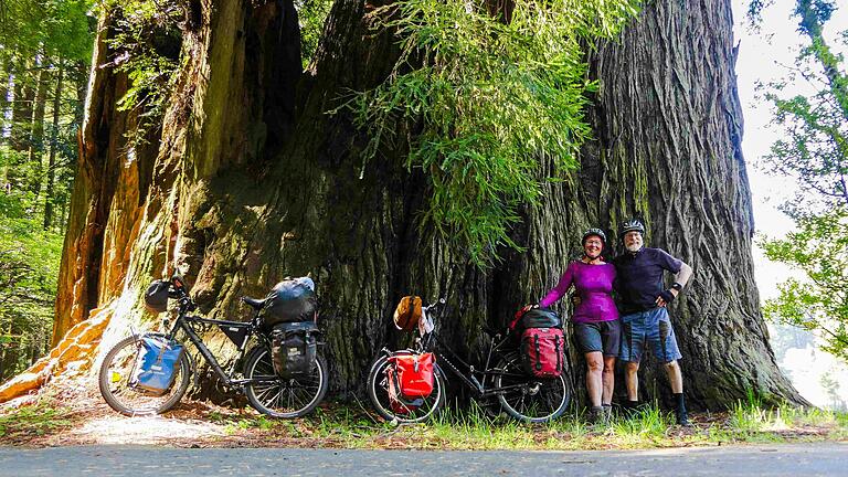 Manfred Wagner und seine Frau Inge waren vor kurzem wieder mit dem Rad unterwegs. Dieses Mal ging es für die beiden von Vancouver bis knapp vor die mexikanische Grenze. Hier sind sie im Redwood-Nationalpark.