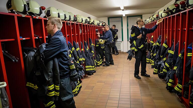 Ordnung ist das A und O in der Feuerwache, weswegen auch in den Spinden alles seinen genauen Platz haben muss, um im Ernstfall schnell ausgerüstet zu sein.