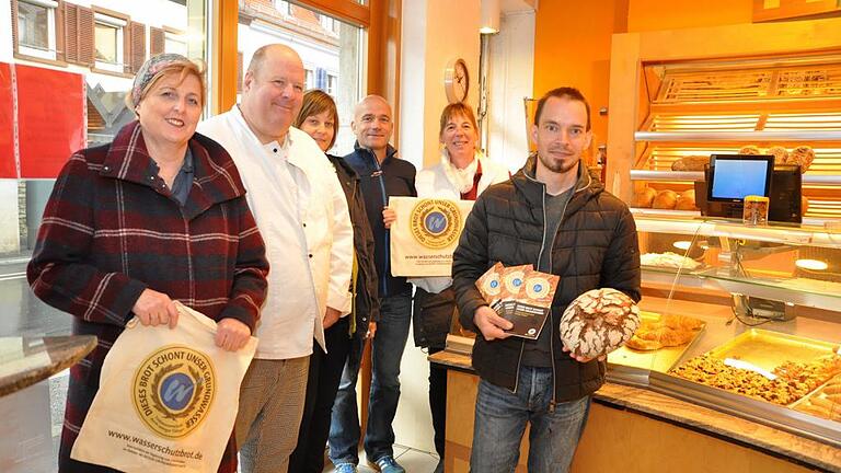 Gutes Brot für gutes Trinkwasser: Elke Siebenlist (Bäckerei Hanselmann), Martin Schiffer (Bäckerei Schiffer), Dr. Nadine Jäger (WVV), Landwirt Horst Düll, Rosalinde Schraut (s?Bäckerlädle) und Markus Roth (Bäckerei Roth) (von links) ziehen an einem Strang. Foto: Wilma Wolf