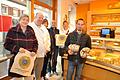 Gutes Brot für gutes Trinkwasser: Elke Siebenlist (Bäckerei Hanselmann), Martin Schiffer (Bäckerei Schiffer), Dr. Nadine Jäger (WVV), Landwirt Horst Düll, Rosalinde Schraut (s?Bäckerlädle) und Markus Roth (Bäckerei Roth) (von links) ziehen an einem Strang. Foto: Wilma Wolf