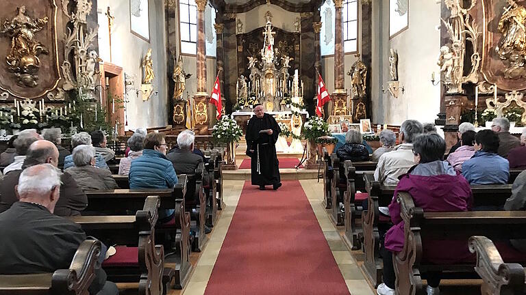 Zu einem Besuch bei ihrem früheren Pfarrer Frank Mathiowetz machte sich der Seniorenkreis der Pfarrgemeinde St. Bonifatius im vollbesetzten Bus auf den Weg an den Untermain.&nbsp;