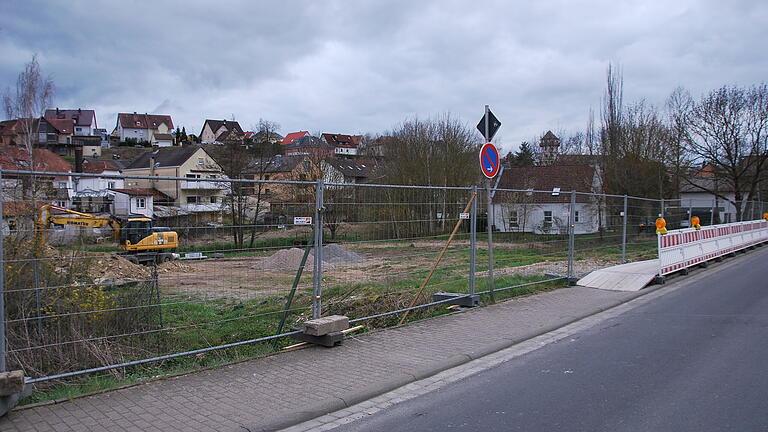 Das Gelände der Alten Gärtnerei in der Austraße ist schon seit Monaten für den Neubau eines Mehrgenerationenhauses freigeräumt. Wann gebaut werden kann, weiß derzeit keiner.