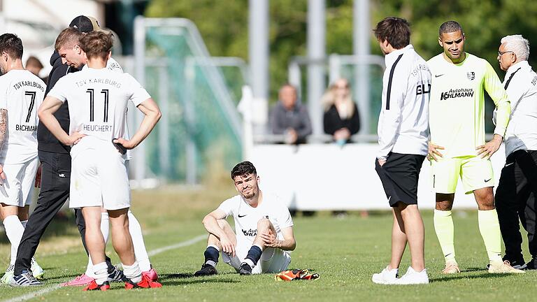 Enttäuscht: Jan Wabnitz (am Boden sitzend) und sein TSV Karlburg sind aus der Fußball-Bayernliga abgestiegen.