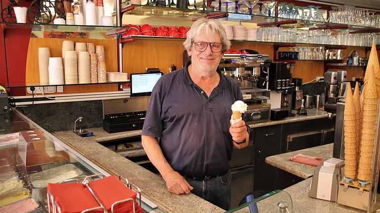 Thomas Müller, der Betreiber von Toms Eismanufaktur in Karlstadt, zeigt sein Tonkabohneneis.