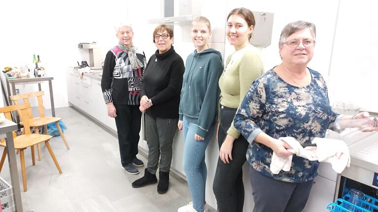 Fleißige Bienchen: von rechts Maria Kaffer, Leonie Lang, Laura Schmidt, Thekla Hase (2. Vorsitzende der Heimatfreunde), Anni Müller (Schriftführerin der Heimatfreunde). Fleißige Bienchen: von rechts Maria Kaffer, Leonie Lang, Laura Schmidt, Thekla Hase (2. Vorsitzende der Heimatfreunde), Anni Müller (Schriftführerin der Heimatfreunde).