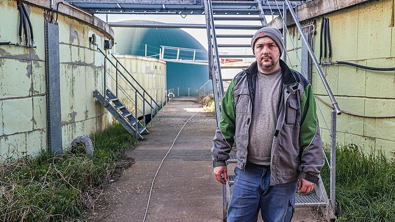 Bio-Landwirt Florian Schuler betreibt neben seinem Hof eine Biogasanlage. Doch seit Februar 2022 steht eins der drei Blockheizkraftwerke still.