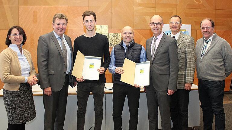 Freuten sich gemeinsam über die erfolgreiche Teilnahme am Umweltpakt Bayern. Unser Bild zeigt von links die 2. Lohrer Bürgermeisterin Christine Kohnle-Weis, stellvertretender Landrat Harald Schneider, Christopher Vormwald (Ernst Vormwald GmbH), Christoph Münch (Seehotel Gut Dürnhof), Regierungsvizepräsident Jochen Lange, Ralf Jahn (IHK Würzburg-Schweinfurt) und Bürgermeister Wolfgang Küber (Rieneck).