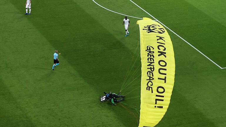 Protestaktion       -  Protest in München: Ein Greenpeace-Aktivist landet auf dem Spielfeld während der EM-Partie Frankreich gegen Deutschland.