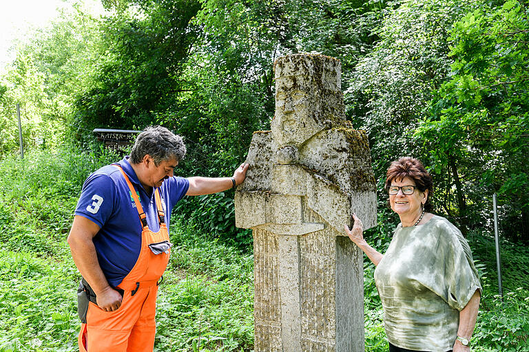 Karin Kuhn und ein Gemeindemitarbeiter begutachten die Statue Karl des Großen, die versetzt werden muss. Karin Kuhn und ein Gemeindemitarbeiter begutachten die Statue Karl des Großen, die versetzt werden muss.