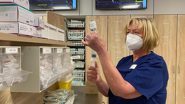 Als Stationsleitung am Rhön-Klinikum muss Katrin Siebert medizinische Entscheidungen treffen und andere anleiten. Zu Beginn der Pandemie galt es, ihrem Team die Angst vor der Arbeit mit dem Virus zu nehmen.