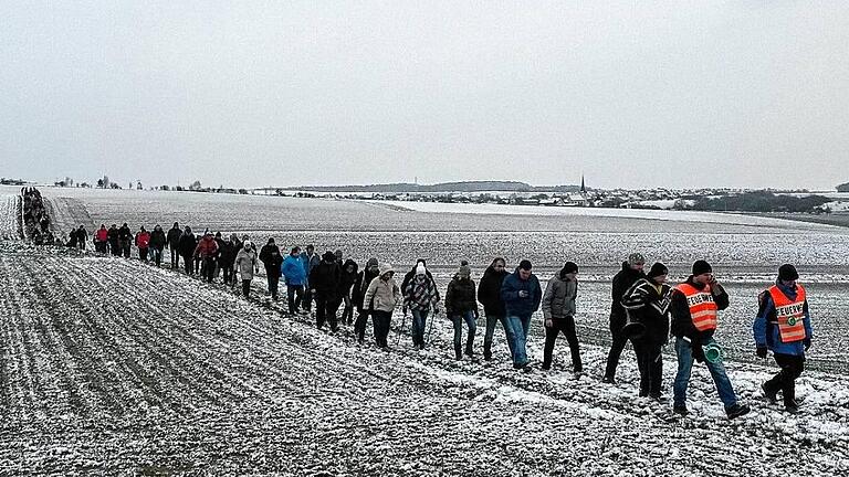 200 Wanderer kamen nach Burghausen       -  Rekordverdächtig war die Teilnehmerzahl an der Winterwanderung des Diözesan-Kreisverbandes Schweinfurt, dem 24 DJK-Vereine angehören. Kreisvorsitzender Adolf Weber begrüßte knapp 200 Gäste am Sportheim der DJK Burghausen, die heuer die Ausrichtung übernahm. Angeführt wurden die Wanderer von Walter Weidner. &bdquo;Wege mitgehen &ndash; Chancen wahrnehmen&ldquo; lautet auch das Motto des Kreisverbands in diesem Jahr. Ziele der DJK sind die Förderung des Sports und der Gemeinschaft sowie die Orientierung an der christlichen Botschaft. Auf halber Strecke wurden die Wanderer an der &bdquo;Bude Burghausen&ldquo; von der DJK-Trachtengruppe und Jugendabteilung mit Glühwein, Kaffee, Kuchen, Bratwürsten und Getränken versorgt. Weiter ging es dann auf die Reststrecke, die Diakon Anton Blum mit geistlichen Impulsen untermalte.