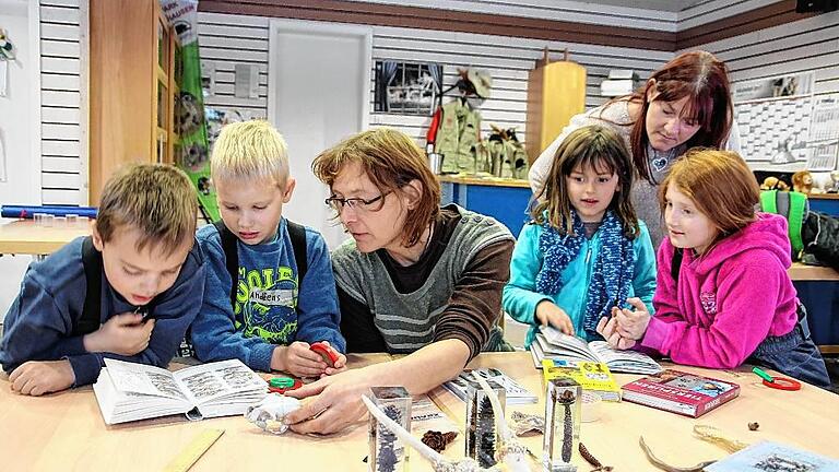 Zu welchem Tier gehört dieser Schädel? Das fragen sich (von links) Manuel (8), Andreas (7), Ökologin Andrea Fahmer, Christina (8), Evelyn Musch und ihre Tochter Helena (8).