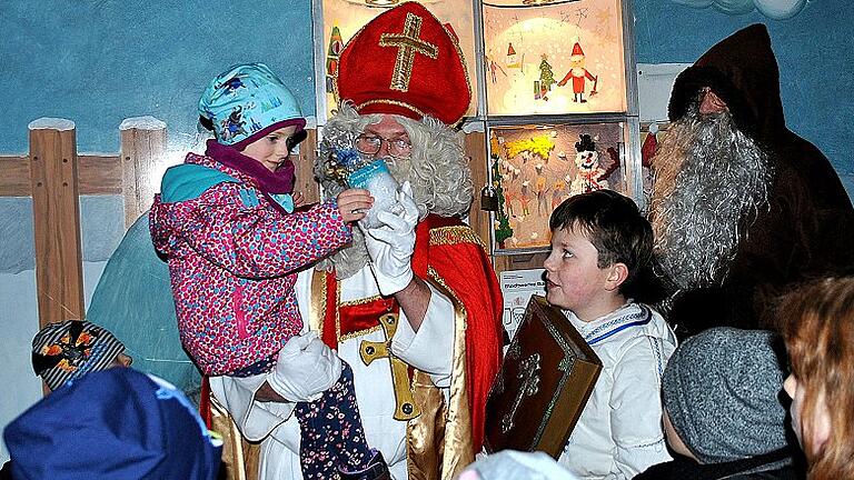 Stadtnikolaus (Stefan Weigand) in Begleitung von Knecht Ruprecht (Alfred Fischer) besuchte am Nikolaustag alle Kinder, die sich am Adventshaus eingefunden hatten, ermahnte sie und verteilte von der Stadt gesponserte Lebkuchen. Stadtnikolaus (Stefan Weigand) in Begleitung von Knecht Ruprecht (Alfred Fischer) besuchte am Nikolaustag alle Kinder, die sich am Adventshaus eingefunden hatten, ermahnte sie und verteilte von der Stadt gesponserte Lebkuchen.