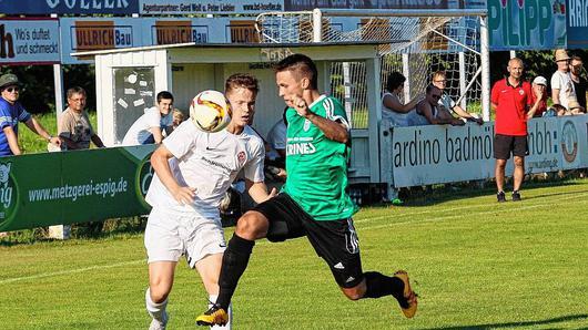 Leon Volz (Würzburger Kickers, links) und Danny Schlereth vom FC Sand im Duell.