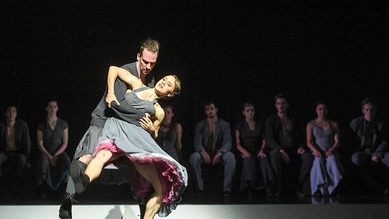 Bilder von der Hauptprobe 
der Ballettinszenierung *Chansons* im Mainfrankentheater Würzburg.