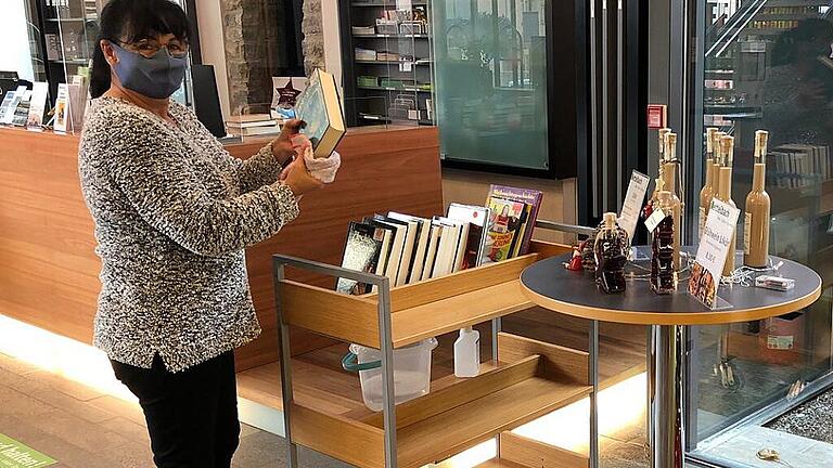 Martina Schmitt von der Stadtbücherei Dettelbach bereitet sich und die Bücher auf die Corona-Pause vor.