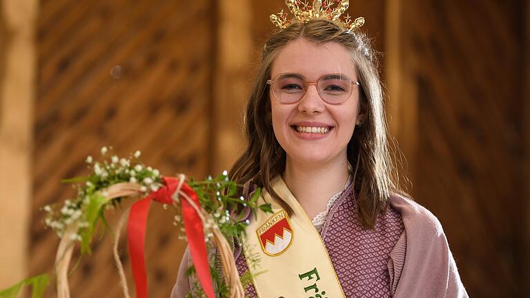 Die Fränkische Spargelkönigin Christiane Reinhart bei der Eröffnung der 26. unterfränkischen Spargelsaison auf dem Beeren- und Spargelhof in Prichsenstadt (Lkr. Kitzingen).