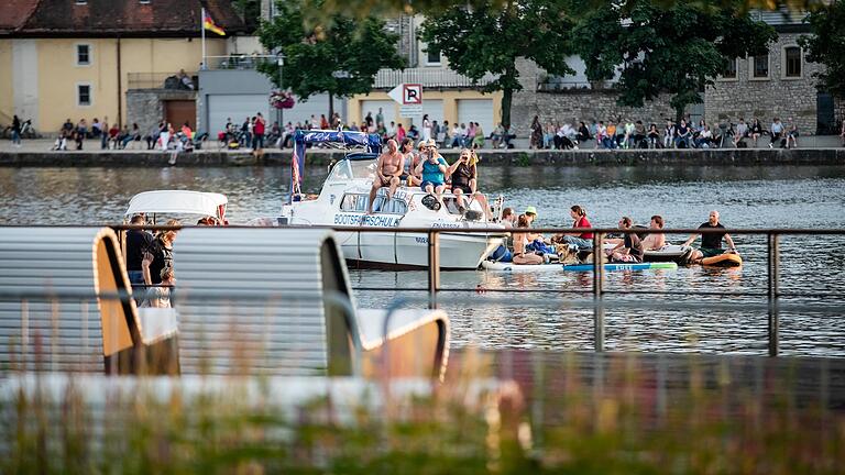 Auf Booten und vom gegenüberliegenden Mainufer aus genossen die Menschen kostenlos die Konzerte am Stadtbalkon. Für die Künstler ist das ein Problem.