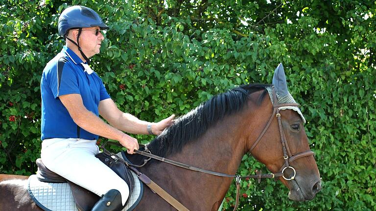 Erst mal anschauen: Hubert Kaltwasser vom Reit- und Fahrverein Großbardorf lässt Folie de Annecy den Springparcours in Augenschein nehmen.