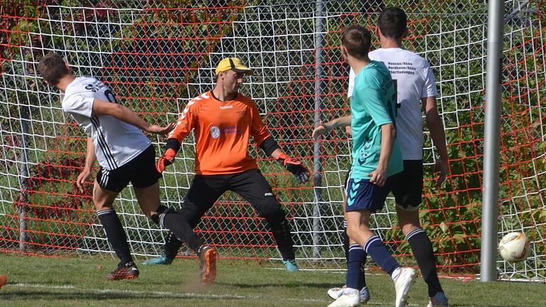 Noah Kümmeth (links) von der SG Hausen/Nordheim vergibt in dieser Szene eine seiner drei guten Kopfballmöglichkeiten. Torhüter Arbinot Zeka von der SG Mellrichstadt/Frickenhausen wäre machtlos gewesen.