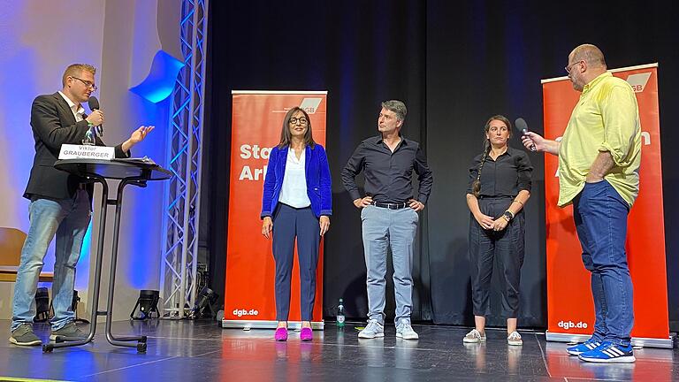Heißer Stuhl des DGB in der Alten Synagoge in Kitzingen: Die beiden Moderatoren Viktor Grauberger (links) und Wolfgang Jung mit den Direktkandidaten (von links) Barbara Becker (CSU), Wolfgang Lenhard (Grüne) und Eva-Maria Weimann (SPD) bei der Abschlussrunde.