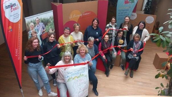 Elternbegleiterinnen aus Unterfranken vernetzen sich beim Besuch der Wanderausstellung „Familienbande“ im Landratsamt Schweinfurt.