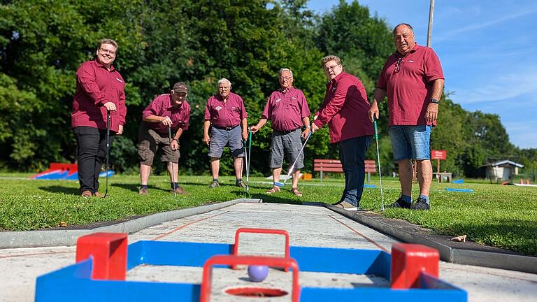 Die Frühschoppengolfer Oberelsbach laden am Sonntag, 21. Juli, zum 31. Mal zum Minigolffest ein. Stargast wird Minigolf-Weltmeisterin Sarah Schumacher aus Stuttgart sein. Mitunter erwartet die Besucher auch eine Podiumsdiskussion zum Thema 'Minigolfen: Leistungssport oder Freizeitbeschäftigung?'. Die Frühschoppengolfer Oberelsbach laden am Sonntag, 21. Juli, zum 31. Mal zum Minigolffest ein. Stargast wird Minigolf-Weltmeisterin Sarah Schumacher aus Stuttgart sein. Mitunter erwartet die Besucher auch eine Podiumsdiskussion zum Thema 'Minigolfen: Leistungssport oder Freizeitbeschäftigung?'.