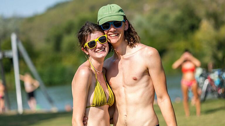 Heiße Temperaturen über 30 Grad und viel Sonnenschein locken am Sonntag viele Menschen an den Badesee in Erlabrunn (Landkreis Würzburg).