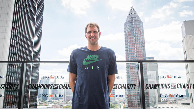 Wie Dirk Nowitzki Michael Schumacher ehren will       -  Auf der Dachterrasse seines Sponsors in der Frankfurter Innenstadt: Dirk Nowitzki plauderte über seine NBA-Saison.