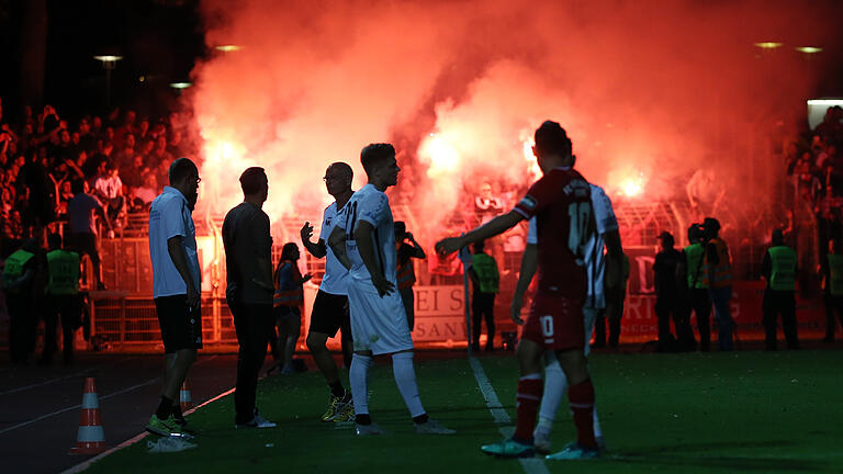 Fussball, BFV Verbandspokal, Achtelfinale, 1. FC Schweinfurt 05 - FC Würzburger Kickers       -  Sowohl die Schweinfurter- als auch die Kickers-Fans haben während des Spiels immer wieder Bengalos gezündet.