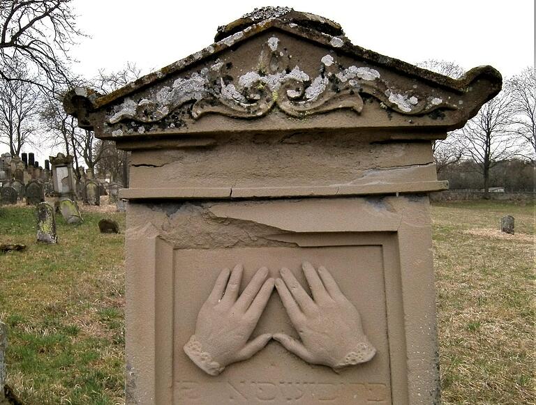 Das Kohen-Symbol, die segnenden Priesterhände, finden sich auf mehreren Grabsteinen des jüdischen Friedhofs, wie hier auf dem Grabstein von Immanuel Frank aus Prichsenstadt.